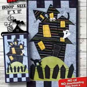 Könnte beinhalten: Ein Halloween-Stickmuster mit einem Geisterhaus-Design. Die fertige Größe beträgt 15,24 cm x 30,48 cm. Das Design umfasst eine schwarze Katze, einen Geist und einen Zaun. Das Muster stammt von Patch Abilities, Inc.