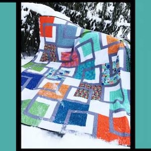 Peut inclure: Une courtepointe colorée avec un motif géométrique de carrés et de rectangles dans des tons de bleu, vert, orange et blanc. La courtepointe est faite avec une variété de tissus et de textures. La courtepointe est intitulée "2M" et est de Tricia Lynn Maloney, Orphan Quilt Designs pour Villa Rosa Designs.