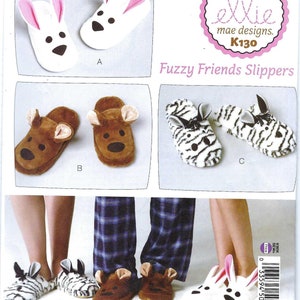 Può includere: Un modello di cucito per pantofole di animali pelosi. Il modello include istruzioni per realizzare pantofole a forma di coniglio, orso e zebra. Il modello si chiama "Fuzzy Friends Slippers" ed è di "ellie mae designs".