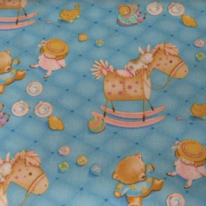 Blauwe babykatoenstof - hobbelpaardprint - op maat gesneden, quiltkatoen voor babydekens, doorlopende sneden