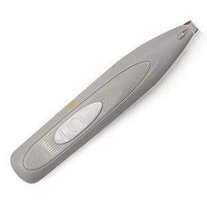 Pode incluir: Um aparador elétrico cinza com um botão de energia oval branco e uma pega texturizada. O aparador tem uma lâmina na ponta e uma luz indicadora amarela. O design é elegante e ergonómico.