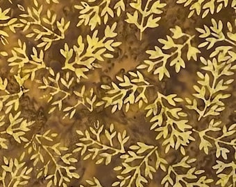 Puede incluir: Primer plano de una tela con un patrón repetido de hojas amarillo-verdosas sobre un fondo marrón. Las hojas tienen una apariencia detallada y texturizada, creando un diseño natural y orgánico. La paleta de colores de la tela es terrosa y cálida.
