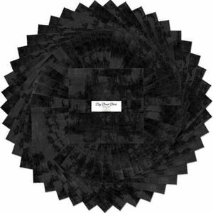 Puede incluir: Un paquete de 42 cuadrados de tela negra y gris, cada uno mide 12,7 cm por 12,7 cm. La tela tiene un aspecto desgastado y texturizado. La etiqueta dice "Dry Brush Black" y "5 inch squares".