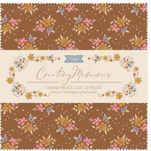 Puede incluir: Un paquete de telas Tilda Creating Memories con 32 cuadrados de 12,7 x 12,7 cm. La tela tiene un fondo marrón con un patrón floral repetitivo en rosa, amarillo y azul. La banda de papel incluye el texto Autumn Thanksgiving Halloween.