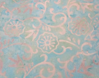 Tela de algodón batik con estampado floral aguamarina – Estampado Bali Breeze, ideal para acolchado, costura y decoración del hogar, se vende por medio metro.