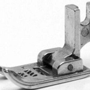 Può includere: Un piedino per macchina da cucire in argento con una guida in metallo rialzata. Il piedino ha una piastra per l'ago curva e un meccanismo a molla.