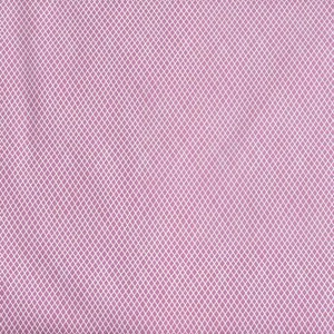 Peut inclure: Gros plan sur un tissu rose avec un motif répétitif de losanges blancs. Le motif est uniformément espacé, créant un effet texturé sur toute la surface. Le tissu a un éclat subtil.