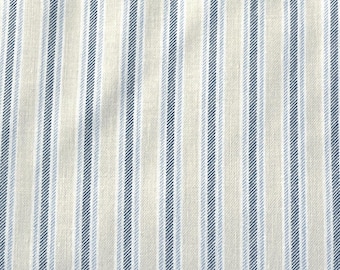 Peut inclure: Gros plan sur un tissu à rayures verticales. Les rayures alternent entre blanc cassé, bleu clair et bleu marine. Le tissu a un aspect légèrement texturé, suggérant une fibre naturelle comme le lin ou le coton. L'ensemble est classique et polyvalent.