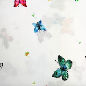 Vlinders op witte katoenen stof van de Joyful Meadows, voor een verscheidenheid aan projecten, waaronder quilten en knutselen, op halve werf.