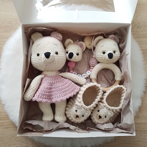 Geschenkset für Baby Mädchen: Schmusetier,Schnullerkette mit Namen,Rassel Bär, Häkelschuhe Set Spar preis