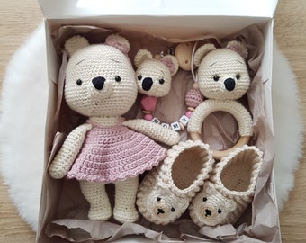 Geschenkset für Baby Mädchen: Schmusetier,Schnullerkette mit Namen,Rassel Bär, Häkelschuhe