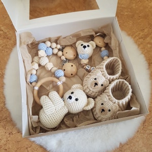 Babygeschenk zur Geburt: Bär,Kinderwagenkette,Schnullerkette mit Namen,Babyhäkelschuhe | Geschenke f7r Mädchen und Jungen