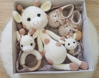 Geschenkset zur Geburt | Schnullerkette mit Namen,Greifring ,Häkeltier Giraffe,Babyhäkelschuhe