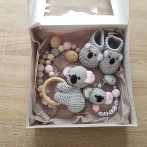 Geschenkset zur Geburt: Koalabär, Kinderwagenkette, personaliserte Schnullerkette, Häkelschuhe