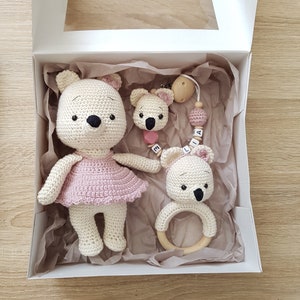 Geschenkset für Baby Mädchen: Schmusetier,Schnullerkette mit Namen,Rassel Bär, Häkelschuhe Bild 6