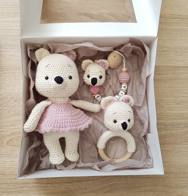 Geschenkset für Baby Mädchen: Schmusetier,Schnullerkette mit Namen,Rassel Bär, Häkelschuhe Bild 6