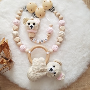 Babycadeau voor geboorte: kinderwagenketting beer, speenketting meisje, speenketting met naam, gehaakte babyschoentjes