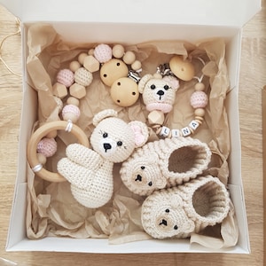 Babycadeau voor geboorte: kinderwagenketting beer, speenketting meisje, speenketting met naam, gehaakte babyschoentjes