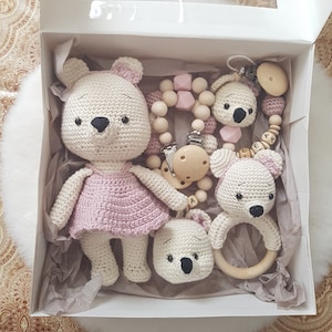 Geschenkset für Babyshower: personalisierte Schnullerkette|Kinderwagenkette|Greifring|Häkeltier Bär