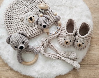 Baby gifts|Baby crochet shoe|Baby hat|Pacifier chain rattle with bear motif|Beige, neutral|