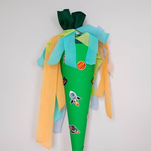Grand cône d'école pour garçons avec motif fusées et espace en vert avec un prénom PERSONNALISABLE