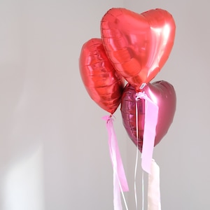 Valentinstagsgeschenk: Mit Helium befüllte Ballons 3-er Set als Überraschung für Deine Liebsten – mit personalisierter Grußkarte
