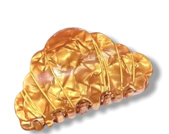 Pinza para el cabello con forma de croissant hecha de acetato: una pinza para el cabello llamativa y de gran tamaño.