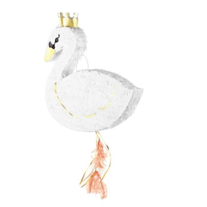 Puede incluir: Piñata con forma de cisne blanco con una corona dorada y plumas rosas que cuelgan de la cola.