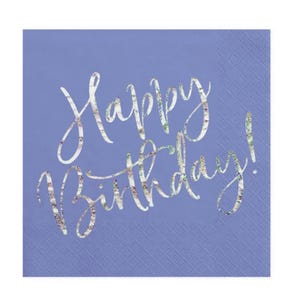 Puede incluir: Servilletas de papel moradas con un diseño de lámina plateada que dice "¡Feliz cumpleaños!"