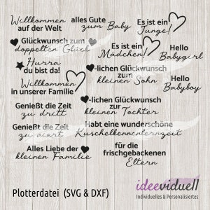 Puede incluir: Texto en blanco y negro sobre un fondo de madera. El texto incluye frases como "Bienvenido al mundo", "Hurra est&aacute;s aqu&iacute;", "Todo lo mejor para la peque&ntilde;a familia", "Disfruta del tiempo juntos" y "Felicidades por el nuevo beb&eacute;".