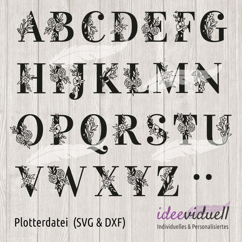 Może przedstawiać: Czarno-biały alfabet z kwiatowymi ozdobami. Każda litera jest ozdobiona unikalnym wzorem kwiatowym, w tym liśćmi, winoroślą i kwiatami.