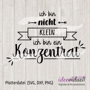 Könnte beinhalten: Schwarz-weißes Grafikdesign auf hellem Holzgrund. Der Text lautet "ich bin nicht klein ich bin ein Konzentrat" mit dekorativen Pfeilen und einem Banner. Darunter steht "Plotterdatei (SVG, DXF, PNG)" und "ideeviduell Digitales & Personalisiertes".