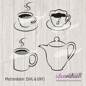 Puede incluir: Un dibujo en blanco y negro de una tetera, dos tazas de té y una taza. Las tazas de té y la taza tienen vapor saliendo de ellas. La imagen está sobre un fondo de madera.
