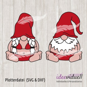 Può includere: Due gnomi che indossano cappelli rossi e costumi da bagno rossi. Lo gnomo a sinistra ha i capelli bianchi e lo gnomo a destra ha la barba bianca.