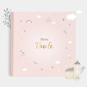 Könnte beinhalten: Ein rosa Buch mit dem goldenen Schriftzug "Meine Taufe". Das Cover ist mit kleinen Illustrationen einer Kirche, Wolken, Sternen und einem Regenbogen verziert. Das Buch hat einen hellrosa Rand.
