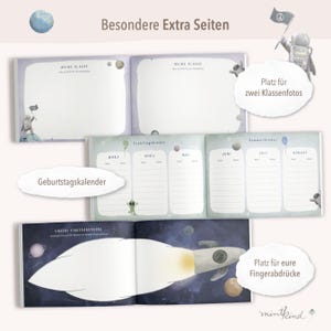 Op de afbeelding: Een open kinderboek met ruimte-thema illustraties en tekst. Het boek bevat pagina's voor klasfoto's, een verjaardagskalender en ruimte voor vingerafdrukken. De titel is "Besondere Extra Seiten".