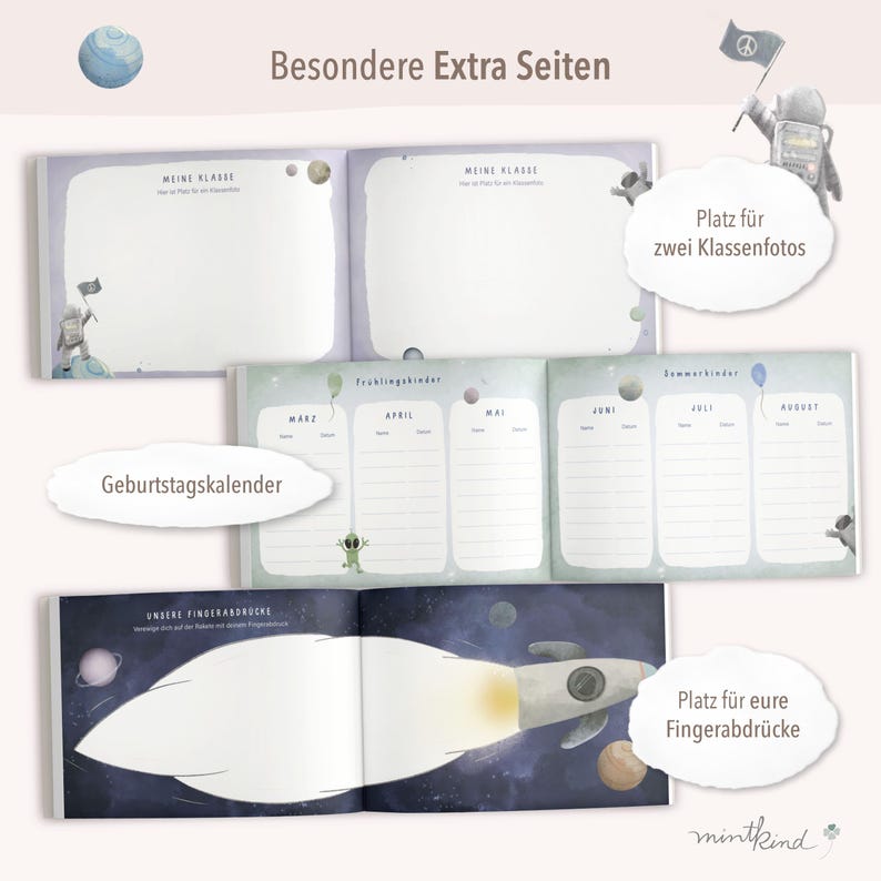 Op de afbeelding: Een open kinderboek met ruimte-thema illustraties en tekst. Het boek bevat pagina's voor klasfoto's, een verjaardagskalender en ruimte voor vingerafdrukken. De titel is "Besondere Extra Seiten".