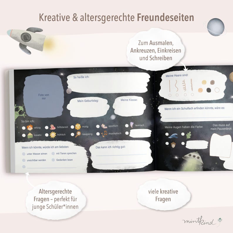 Op de afbeelding: Open notitieboek met ruimte-thema illustraties en invulopdrachten. De pagina's bevatten een raket, planeten en tekst in het Duits. Het notitieboek is ontworpen voor creatieve activiteiten en zelfexpressie.