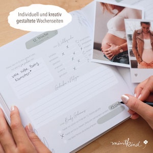 Pu&ograve; includere: Un diario di gravidanza aperto, con note manoscritte e caselle di controllo. Sono visibili due foto di una persona incinta. Il testo "Individuell und kreativ gestaltete Wochenseiten" &egrave; in una nuvoletta.