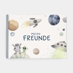 Op de afbeelding: Kinderboekcover met een ruimtethema. De cover toont een raket, planeten, een astronaut en een alien. De Duitse tekst "Meine FREUNDE" is in marineblauw weergegeven. De illustraties zijn in zachte aquareltonen.