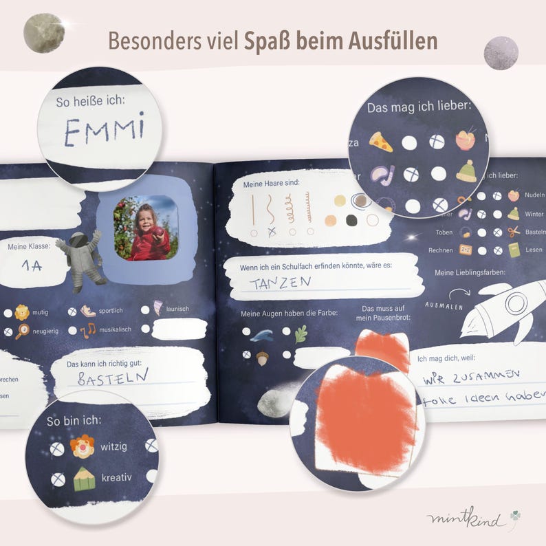 Op de afbeelding: Kinderactiviteitenboek met ruimte-thema illustraties. Het boek heeft invulsecties voor naam, favoriete dingen en hobby's. De tekst "Besonders viel Spa&szlig; beim Ausf&uuml;llen" staat bovenaan.