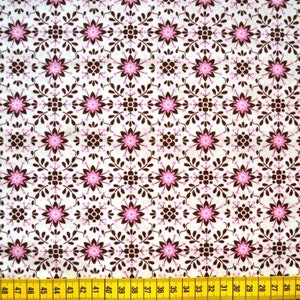 Könnte beinhalten: Weißer Stoff mit einem sich wiederholenden Muster aus rosa und braunen Blumenmotiven. Das Muster ist ein sich wiederholendes geometrisches Muster mit einer braunen Umrandung und einer rosa Mitte.