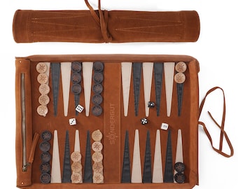 Bella Italia Reise-Backgammon aus feinstem Nubuk Echt-Leder mit handgefertigten Holzspielsteinen Melia Games Backgammon zum Rollen Bella Italia Reise-Backgammon aus feinstem Nubuk Echt-Leder mit handgefertigten Holzspielsteinen Melia Games Backgammon zum Rollen