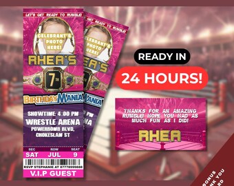 Pode incluir: Convite de aniversário imprimível com tema de luta livre com um esquema de cores rosa e roxo. O convite apresenta um ringue de luta livre, um cinturão de campeonato e o texto "Rhea's 7th Birthday Mania".