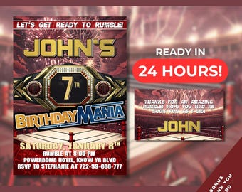Pode incluir: Um convite de aniversário com tema de luta livre para um 7º aniversário. O convite apresenta um cinturão de campeonato de luta livre vermelho, branco e dourado com o número "7" nele. O texto "John's Birthday Mania" está escrito em negrito, com letras brancas sobre um fundo vermelho. O convite também inclui a data e a hora da festa, bem como o local. O texto "Pronto em 24 horas!" está escrito em negrito, com letras brancas sobre um fundo vermelho.
