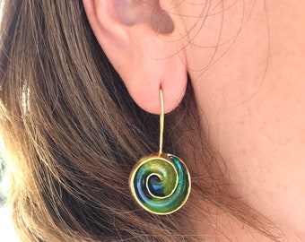 Pendientes de concha de nautilus de plata de ley bañados en oro, hechos a mano