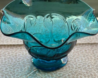 Bol en verre artistique sur piédestal festonné bleu sarcelle | Accent décoratif de style vintage