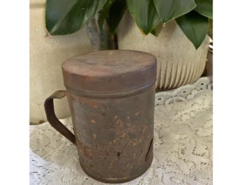 Récipient à graisse en métal rouillé primitif, décor de cuisine de ferme vintage, étain du début du 20e siècle