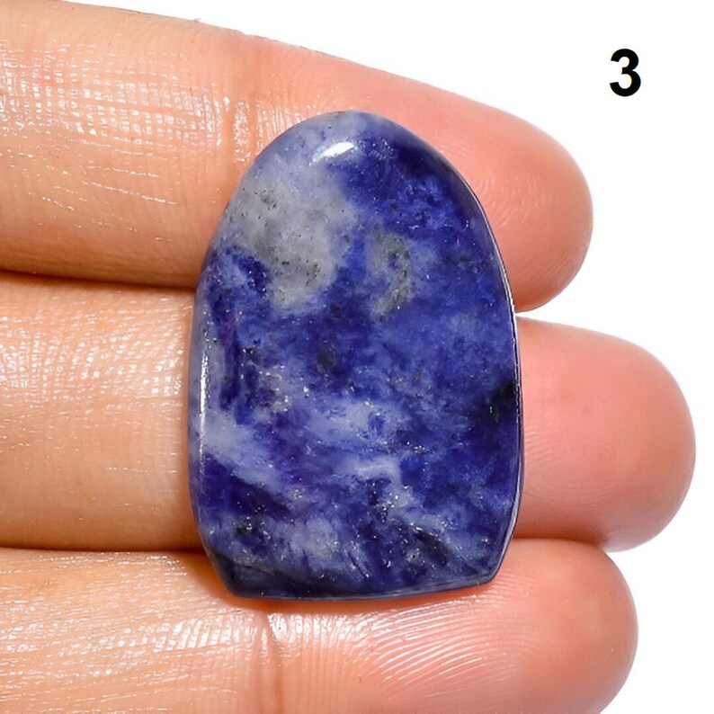 Op de afbeelding: Een gladde, gepolijste, ovale edelsteen in blauw en wit met een draaiende structuur.