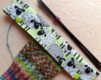 Nadelsafe, needle safe, Nadelspiel Garage, Nadelspiel Safe, Nadeltasche für 20cm lange Nadeln, Schafe Grün